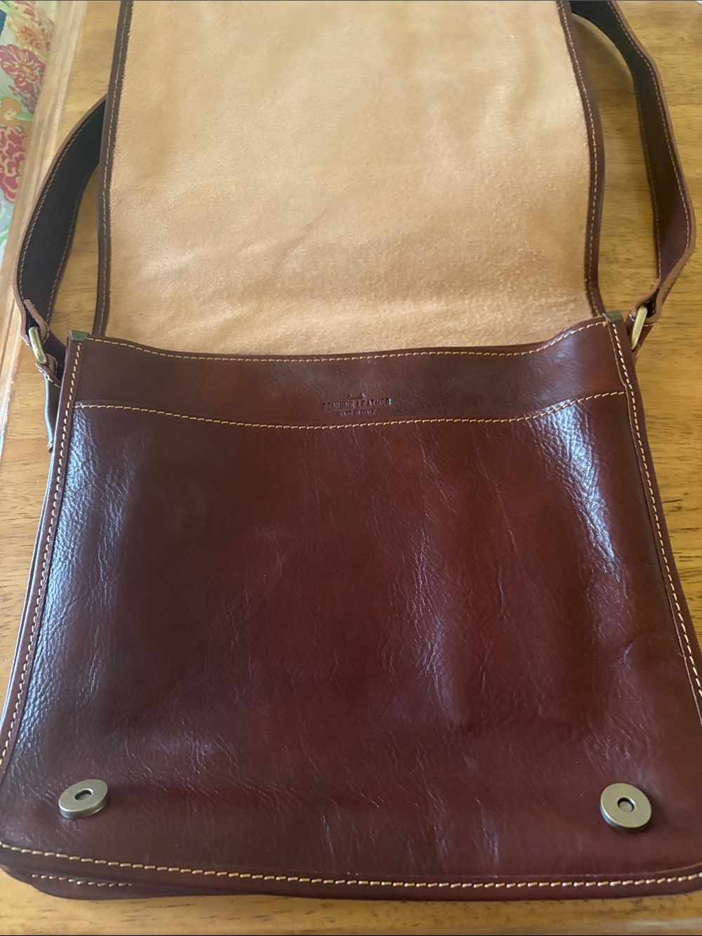 Classic Brown Leather Messenger Bag with Adjustable Strap - Picture 2 of 10